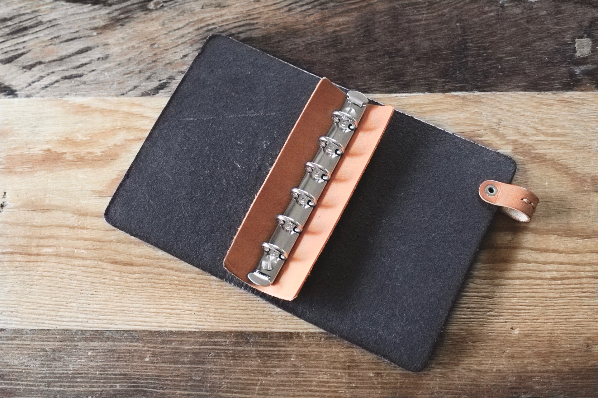 私的時間のためのシステム手帳(M6サイズ)　ミッドナイトブルー　本革ディバイダー２枚付